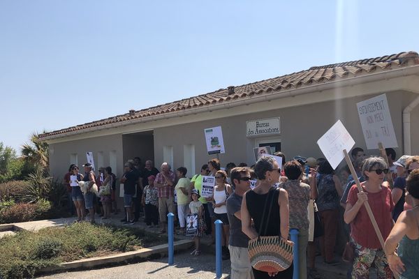 Les manifestants rassemblés protestent contre le projet de CET de Giuncaggio