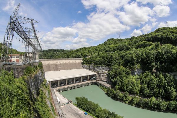 (image d'illustration) Le barrage de Genissiat (Ain) est basé à une hauteur de 104 mètres et il est équipé de 6 turbines de 66Megawatts chacune. En 2020, selon RTE, la production nucléaire a diminué de 10 % compensée en partie par une hausse de la production l’hydraulique (+ 6,8 %) et de la production solaire (+ 6 %).