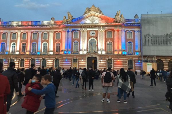 Le Capitole en bleu blanc rouge en hommage à Samuel Paty