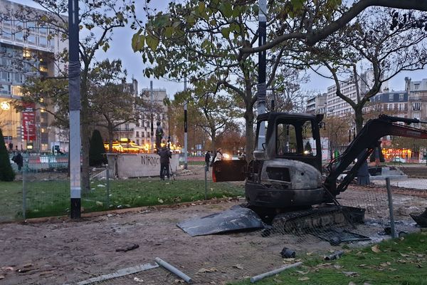 Un engin de chantier incendier sur le centre de la place d'Italie, après les manifestations du 16 novembre.