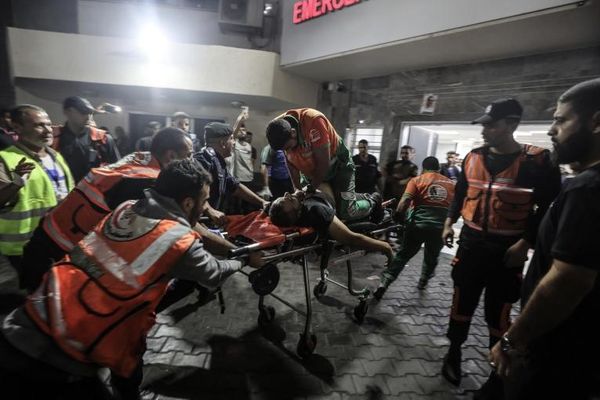 Un officier de la défense civile palestinienne blessé lors d'attaques israéliennes est réanimé sur une civière à l'hôpital Al-Shifa, dans la bande de Gaza. Palestine. Octobre 2023.