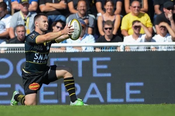 L'Australien Zack Holmes sous le maillot jaune et noir du Stade Rochelais.