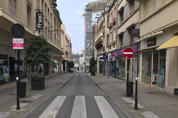 La rue Moyenne de Bourges vidée de ses passants