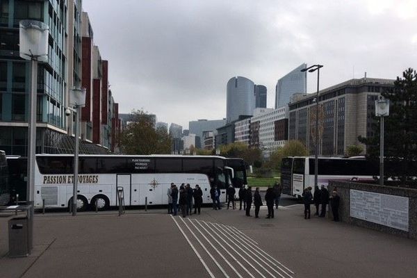 Un délégation d'autocaristes devant le siège social d'Axa France à Nanterre dans les Hauts-de-Seine.