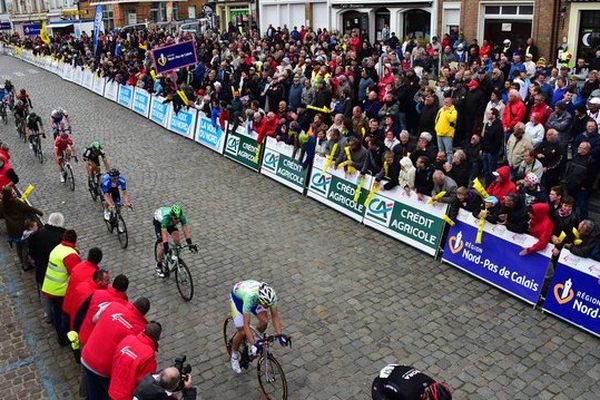 Passage du peloton dans le centre de Cassel, lors des 4 jours de Dunkerque 2015.