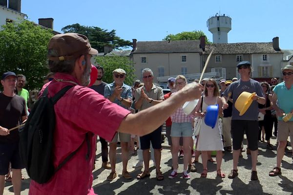 À Gençay, dans la Vienne, près de deux cents personnes se sont réunies samedi midi pour protester contre le projet de douze nouvelles mégabassines sur leur territoire.