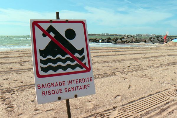 Baignade interdite sur la Plage des Minimes (La Rochelle).