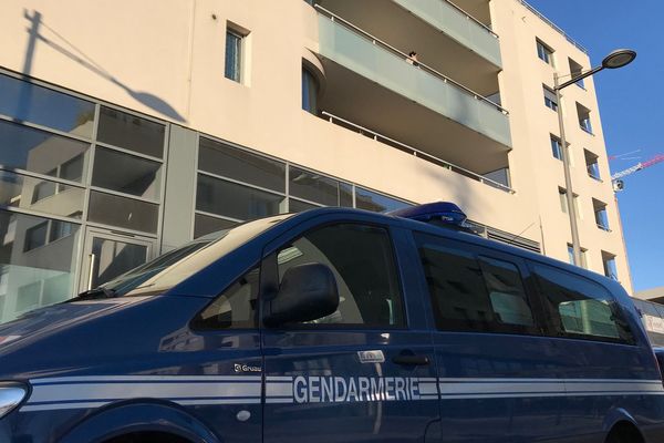 Un homme d'une soixantaine d'années en poste au commissariat de police de Béziers s'est suicidé avec son arme de service à son domicile de Castelnau-le-Lez. 