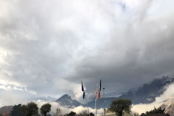 Les drapeaux sont en berne depuis mardi à Varces.