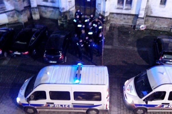 Les forces de l'ordre devant l'église Saint-Maurice à Lille. 