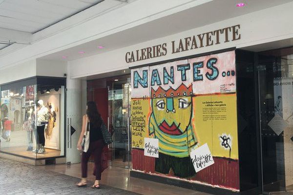 Les commerçants de Nantes se protègent des manifestants violents comme ils peuvent, ici des planches sur les vitrines, confiées à l'artiste nantais Mika 