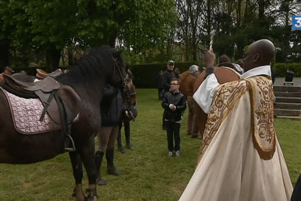 Plusieurs dizaines de chevaux ont été bénis le 1er mai à Pontmain (53)