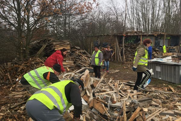 Une nouvelle année commence pour les gilets jaunes du Puy-de-Dôme. Même s’ils sont moins nombreux, quelques cabanes résistent. Exemple à Lezoux, où une petite trentaine de gilets jaunes se relaient pour faire vivre le camp bâti en novembre 2018.