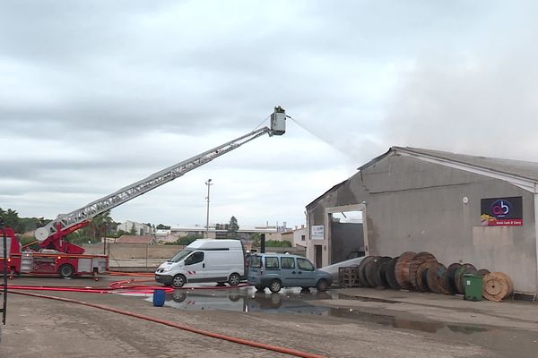 Incendie dans un entrepôt de la zone industrielle Saint-Césaire à Nîmes le 15 septembre 2021