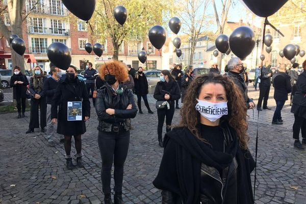 Une scénographie pour cette manifestation : le noir pour le deuil, l'agonie dénoncée. Le tout en respectant les distances de sécurité.