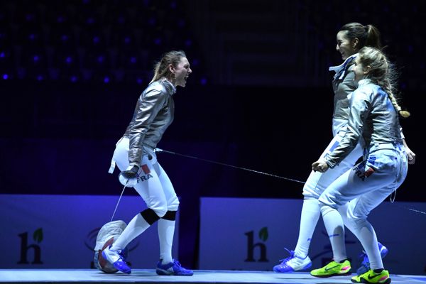 Manon Apithy-Brunet, à gauche, célébrant sa victoire avec ses coéquipières lors de la Fencing World Cup 2022, en Géorgie.