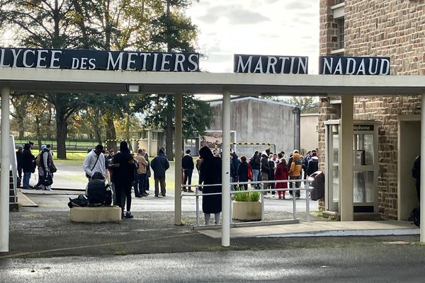 Deux établissements scolaires de Haute-Vienne font face à un manque de gestionnaires pour encadrer leur activité administrative. Plusieurs professeurs, ainsi que des élèves, se sont réunis ce lundi 18 novembre à l'occasion d'un débrayage d'une heure.