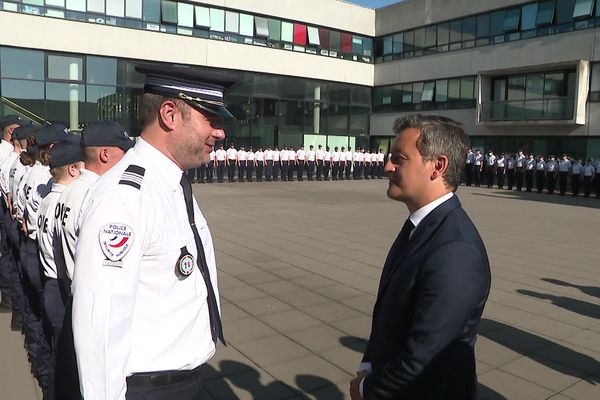 Gérald Darmanin à l'Hôtel de Police de Lille, en mai 2022, pour saluer les 100 nouveaux policiers du département.