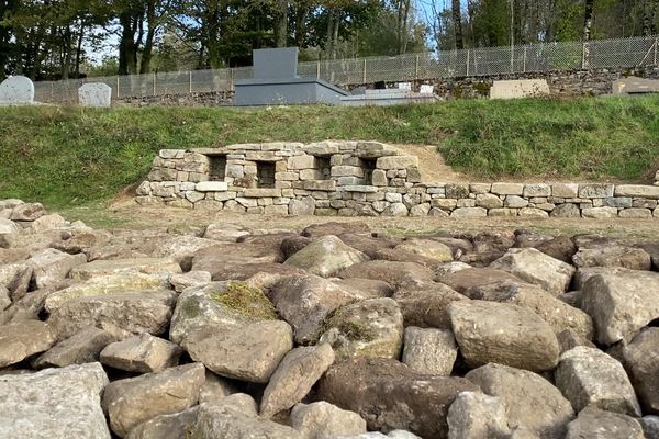 Entre les pierres tombales et le pierrier, des niches destinées à accueillir les urnes funéraires, afin que la diversité des choix soit respectée.