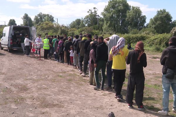 Au moins 600 personnes étaient attendues à la distribution alimentaire de ce samedi 19 août 2023. Seules 150 étaient sur place au début du repas.