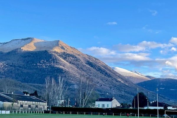 Le stade de rugby à Arudy, dans la vallée d'Ossau au pied des Pyrénées, a vu grandir de nombreux joueurs, un rugby en famille.