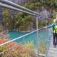 Randonnée autour du lac de Monteynard par les passerelles himalayennes. La passerelle du Drac, longue de 220 mètres, enjambe les gorges du Drac.