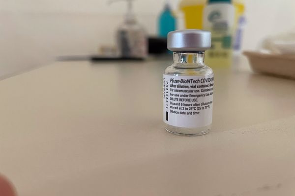 La mise en place de la vaccination en Normandie se poursuit mais il semble que le manque de doses soit une réalité difficile à admettre officiellement pour les autorités. 