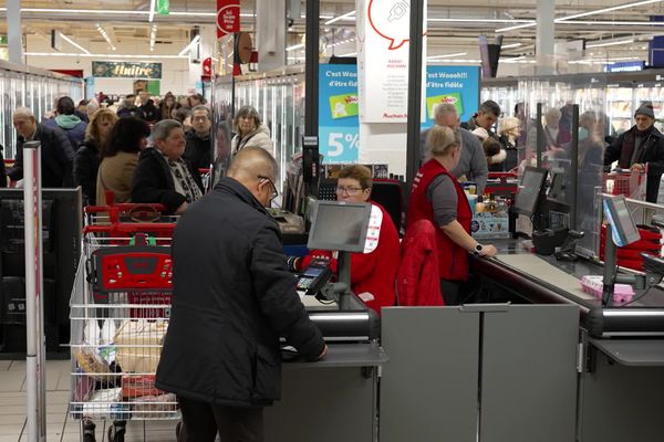 À Auchan Villeneuve d'Ascq, on sait déjà que la superficie du magasin devrait diminuer fortement. Désormais, avec l'annonce de la suppression de 2 389 postes, les salariés craignent pour leurs emplois.