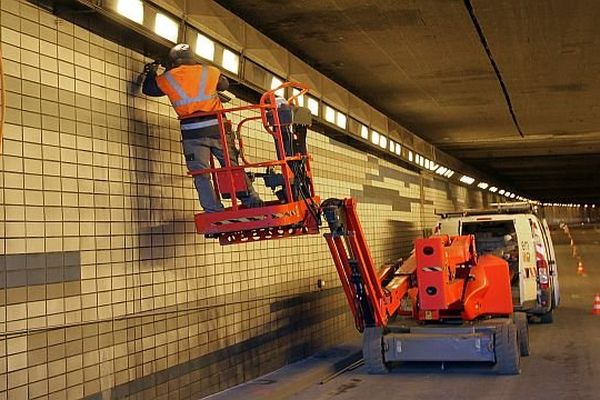 Montpellier - travaux d'entretien dans le tunnel de la Comédie - archives