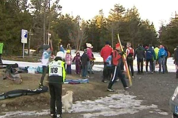 Les participants à l'épreuve de ski de fonds ont du se rendre à 1300 mètres d'altitude pour trouver les premières neiges.