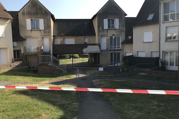 Le balcon donnait accès à plusieurs logements situés au premier étage de cette résidence des années 80. Une partie s'est effondrée en emportant avec elle une femme, grièvement blessée.