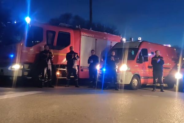 Les pompiers de Bouchain ont applaudi les personnels et pensionnaires de l'Ehpad.