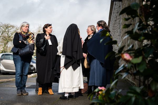 Soeur Marie Ferréol et son avocate lors de l'audience au tribunal civil de Lorient, le 4 octobre 2023