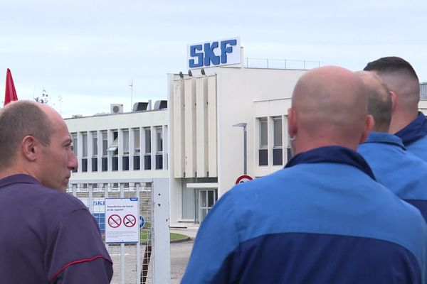 Débrayage ce 29 septembre devant l'usine SKF de Lons-le-Saunier.