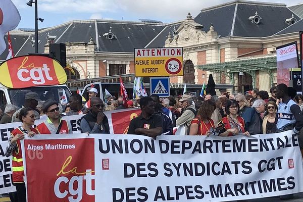 Rassemblement devant la gare Thiers à Nice, direction la place Garibaldi.