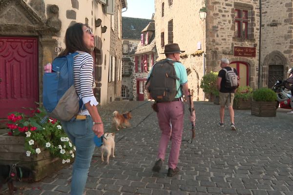 Dans le Cantal, les touristes affluent, profitant du beau temps.