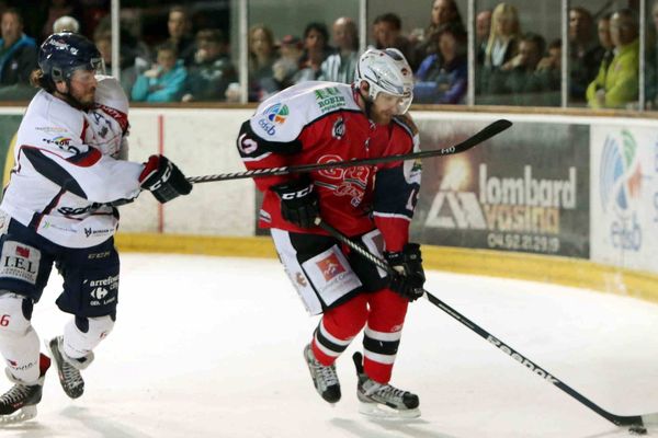 Angers et Brainçaon aux prises lors du match 5  de la ligue Magnus