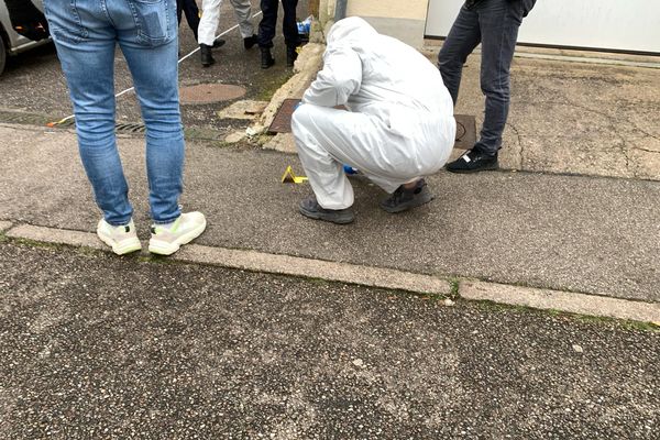 La police fait des relevés aux abords de l'appartement où a été tiré le coup de feu à Jarville-la-Malgrange.