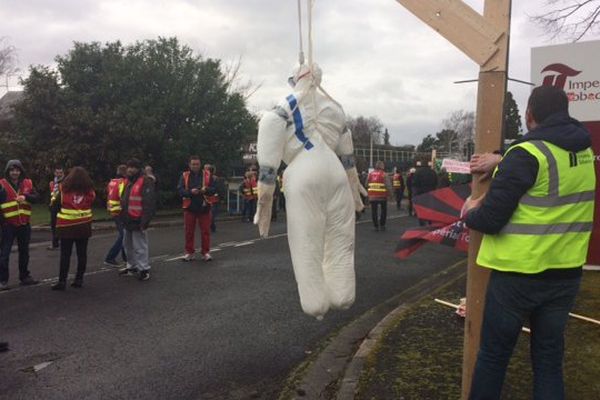 Les salariés manifestent devant l'usine de la Seita à Riom contre le projet de réorganisation