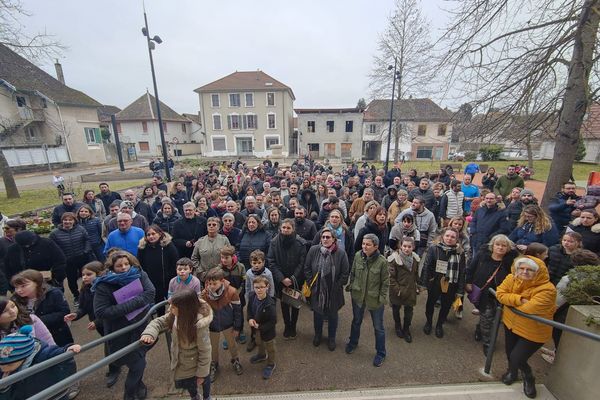 Au moins 200 personnes se sont rassemblées, samedi 17 février, devant la mairie des Avenières.