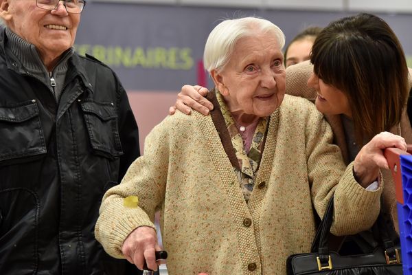 Lucienne, lorsqu'elle découvre la surprise. 