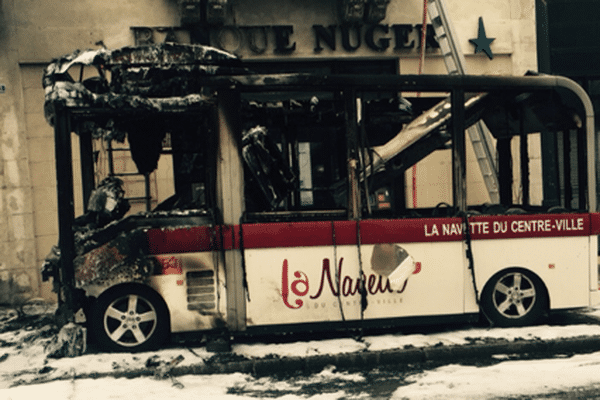 Le bus a pris feu lundi après-midi.