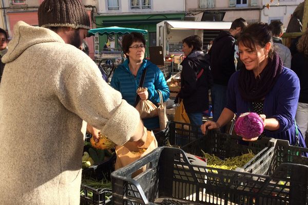 Avant de cuisiner, Florence Giry se fournit en produits de saison sur le marché du Puy.