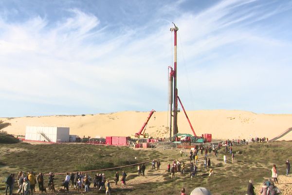 En juillet dernier, 500 manifestants se sont réunis à Seignosse, dans les Landes, pour contrer le projet de ligne à très haute tension porté par le gestionnaire énergétique français RTE.