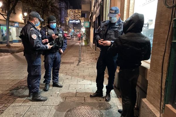 Deux équipes de police pédestre ont contrôlé les piétons mercredi 16 décembre dans les rues du centre-ville de Strasbourg