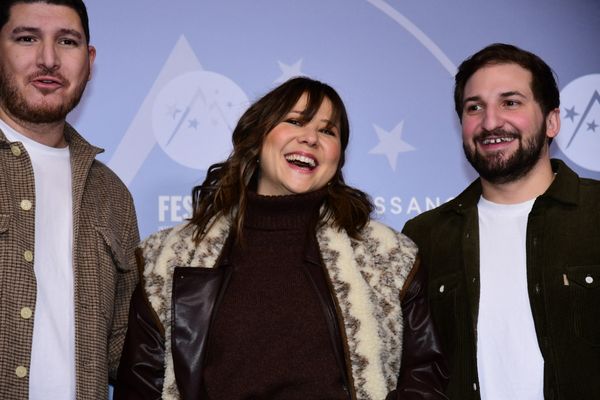 L'équipe du film "L'amour, c'est surcoté" avec Mourad Winter, Laura Felpin et Benjamin Tranié (de gauche à droite) au festival de l'Alpe d'Huez ce mardi 14 janvier 2025.