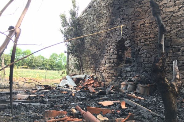 Un bâtiment agricole de 40m² contenant du foin et du matériel détruit par les flammes à 2h20 au lieudit "Chapterie" à Bellac