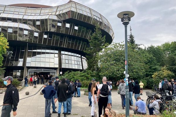 Des militants d'extrême-gauche devant le palais de justice de Rennes pour la tenue d'un procès dont le prévenu est un jeune homme d'extrême-droite. 11/09/2023