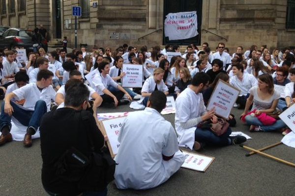 Manifestation d'une centaine d'étudiants en médecine, le 10 mars, dans les rues de Limoges