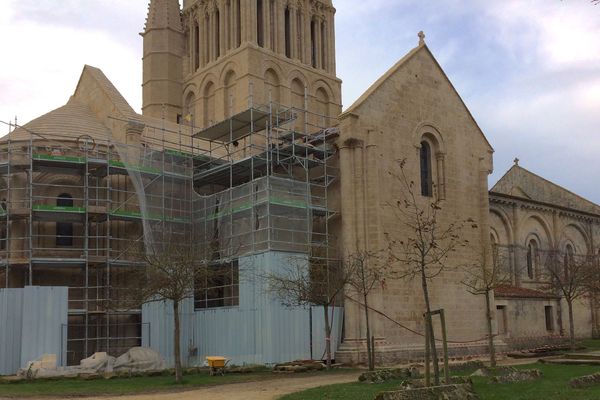 L'église d'Aulnay-de-Saintonge est en restauration.